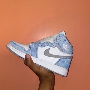 Jordan 1 ‘Hyper Royal’ Size 4.5y 🦋